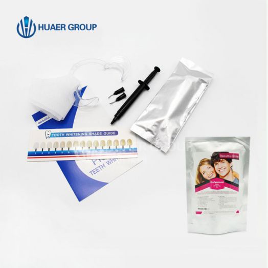 Deux Patients Utilisent Le Kit De Gel De Blanchiment Des Dents Pro Utilisé Par Le Dentiste De La Clinique